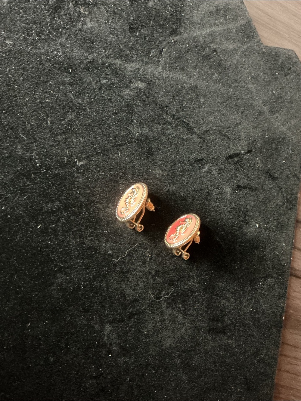 Plunder Pink Cameo Oval Stud Seahorse Earrings with Gold Trim NWT - Picture 9 of 10